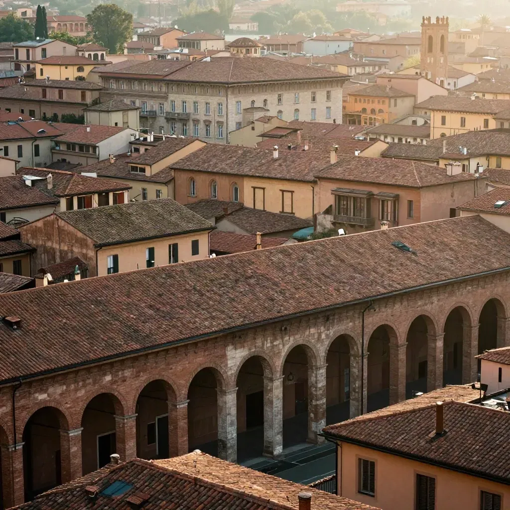 Vista aerea di Bologna con portici e tetti in terracotta nella foschia estiva